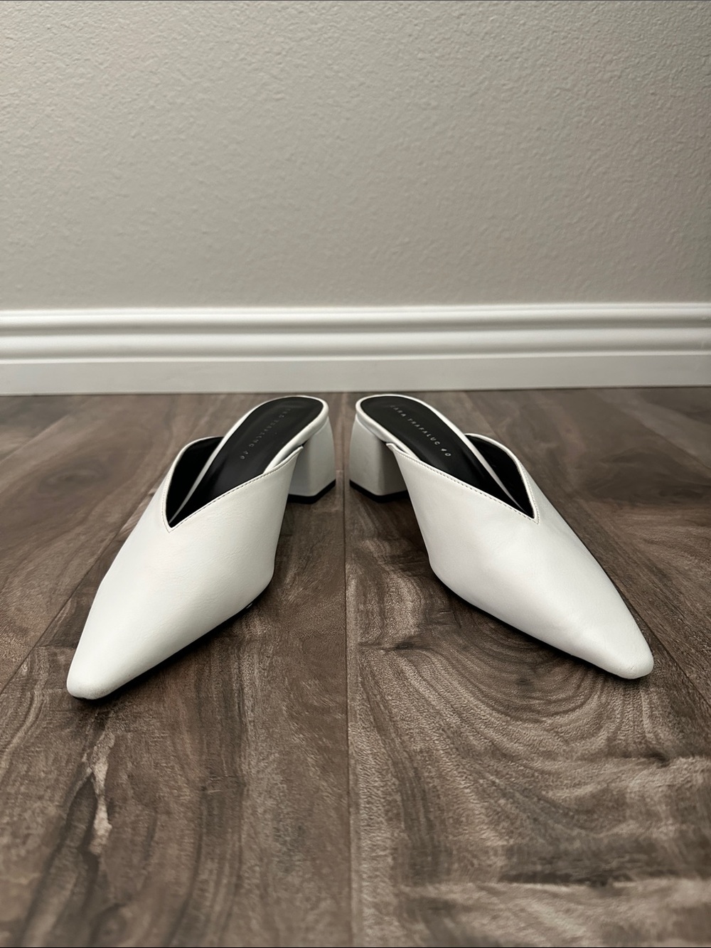 Zara Women’s White Pointed Toe V-Cut Block Heel Mules Size EU 40